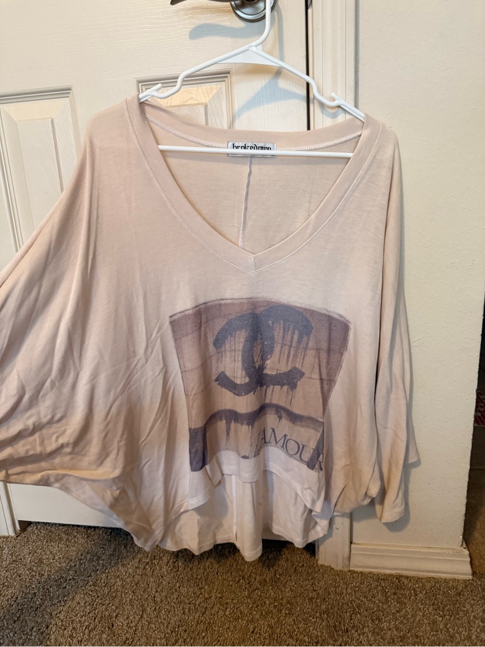 Relaxed V-Neck Graphic Crop Top — Light Beige